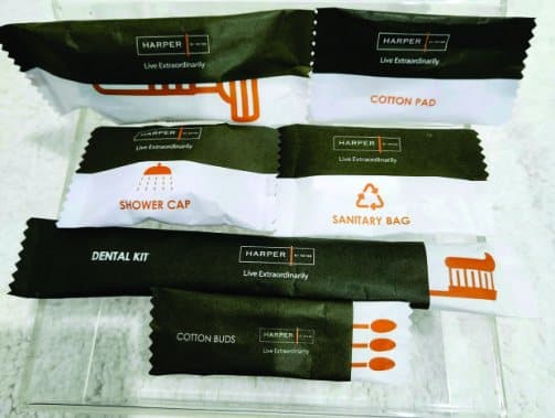 Amenities kemasan sachet berwarna dengan brand hotel