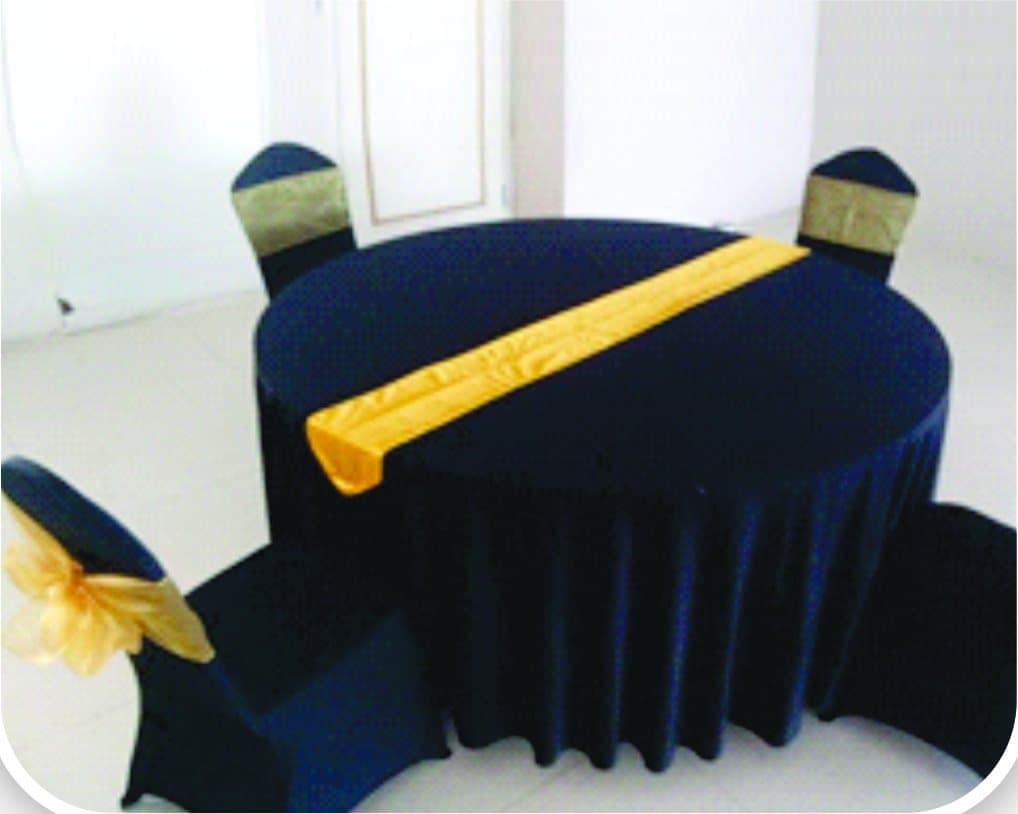 Meja bundar banquet dengan taplak navy dan runner emas