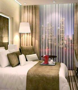 Kamar hotel dengan gorden dan vitrage terpasang