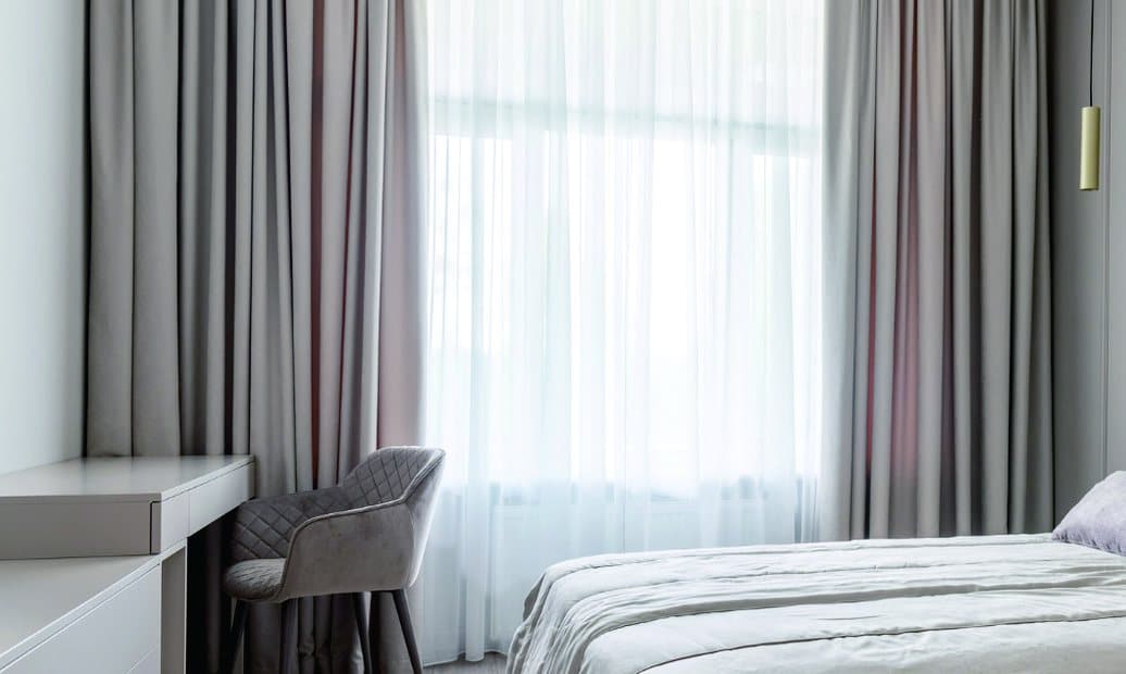 Gorden dan vitrage terpasang di jendela kamar hotel