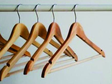 Hanger kayu perlengkapan kamar hotel