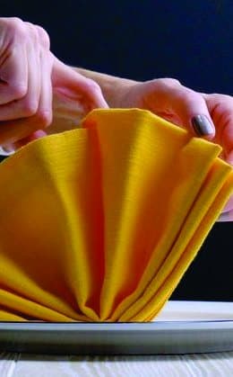 Lipatan napkin banquet warna emas