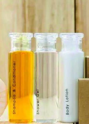 Botol shampoo, shower gel, dan body lotion berlabel hotel